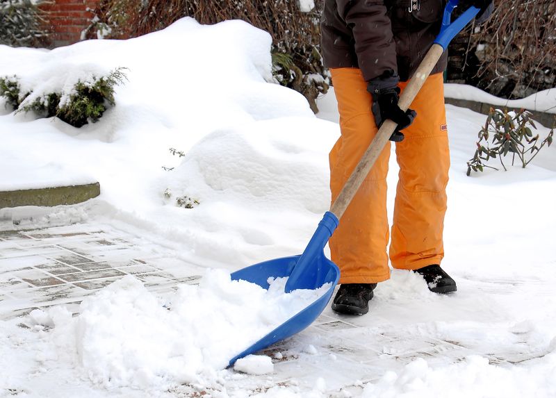 Sel de déneigement : les règles à suivre pour un trottoir sûr